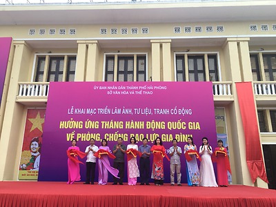 Đoàn viên thanh niên Hải Phòng tham dự Khai mạc triển lãm ảnh, tư liệu, tranh cổ động về gia đình