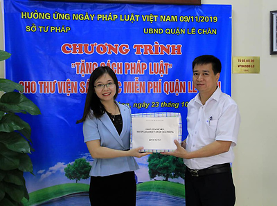 Đoàn trường Đại học Y Dược Hải Phòng trao tặng gần 50 đầu sách Pháp luật về y tế cho thư viện sách quận Lê Chân; ra quân phát tờ gấp tuyên truyền pháp luật