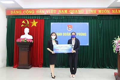 Công ty Bảo hiểm nhân thọ Manulife khu vực HPH19  tặng quà động viên tuổi trẻ thành phố trong công tác phòng, chống dịch Covid-19