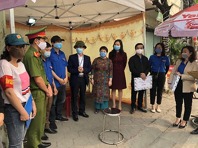 Thường trực Thành đoàn thăm, tặng quà và trao bằng khen cho các tập thể, cá nhân có thành tích xuất sắc trong công tác phòng, chống dịch Covid-19