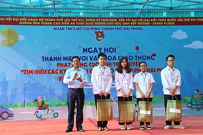 Ban Thường vụ Thành đoàn tặng quà con em các cán bộ, chiến sỹ đang công tác nơi biên giới, hải đảo