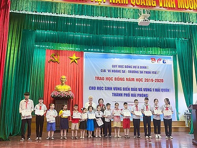 Lễ trao tặng học bổng Vừ A Dính và CLB “ Vì Hoàng Sa – Trường Sa thân yêu” năm học 2019 – 2020