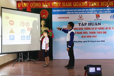 Ban Thường vụ Quận đoàn đăng cai, phối hợp cùng Công ty Cổ phần ôtô xe máy Hồng Phát tổ chức Chương trình tập huấn kiến thức an toàn giao thông, kỹ năng lái xe an toàn cho đoàn viên thanh các phường trên địa bàn quận