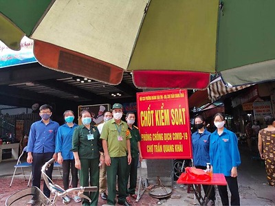 Đoàn Thanh niên phường Hoàng Văn Thụ tổ chức ra quân tuyên truyền phòng chống dịch bệnh Covid - 19 tại khu vực chợ Trần Quang Khải 