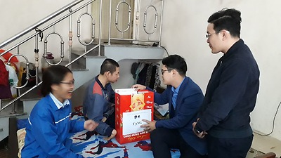 Đoàn Thanh niên - Hội LHTN Việt Nam quận Hồng Bàng tặng quà thanh niên ảnh hưởng chất độc da cam DIOXIN nhân dịp Tết Nguyên đán Canh Tý 2020