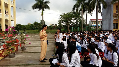 Công an huyện Kiến Thụy phối hợp với Đoàn trường THPT Nguyễn Đức Cảnh tổ chức chương trình đăng kí xe máy điện cho học sinh