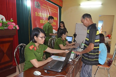 Chi đoàn Phòng Cảnh sát quản lý hành chính về trật tự xã hội: Trao căn cước, ấm nghĩa tình