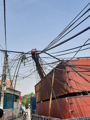 Xe cẩu bất cẩn gây sự cố lưới điện làm mất điện diện rộng tại xã Đông Sơn, huyện Thủy Nguyên