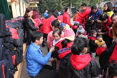 Đoàn thanh niên Công ty TNHH MTV Điện lực Hải phòng trao tặng áo ấm cho trẻ em tại tỉnh Bắc Kạn