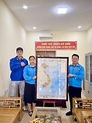 Quận đoàn Đồ Sơn: Tổ chức trao và treo bản đồ Việt Nam