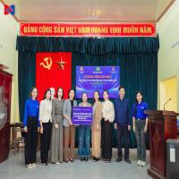 Đoàn xã Lai Khê phối hợp trao tặng công trình “Lắp đèn năng lượng mặt trời cho đường làng”.