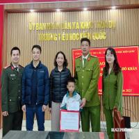 Công an Hải Phòng 'nâng bước em tới trường'