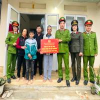 Công an xã Tuệ Tĩnh lan tỏa nghĩa tình trong phong trào “Nâng bước em đến trường”