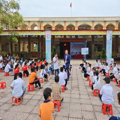 VĨNH LẠI: TUYÊN TRUYỀN LUẬT GIAO THÔNG VÀ PHÒNG, CHỐNG ĐUỐI NƯỚC CHO HỌC SINH TIỂU HỌC, PHỐI HỢP VỚI HONDA ĐỨC HIỆU TRAO TẶNG MŨ BẢO HIỂM