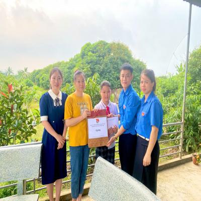 Nguyên Giáp: Thăm, tặng quà trẻ em có hoàn cảnh khó khăn trên địa bàn