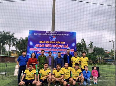 Đoàn Trung tâm GDNN-GDTX quận tham gia giao hữu bóng đá