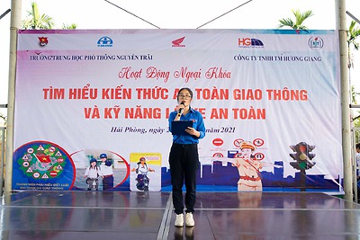 Đoàn Trường THPT Nguyễn Trãi tổ chức hoạt động ngoại khóa Tìm hiểu kiến thức an toàn giao thông và Kỹ năng lái xe an toàn