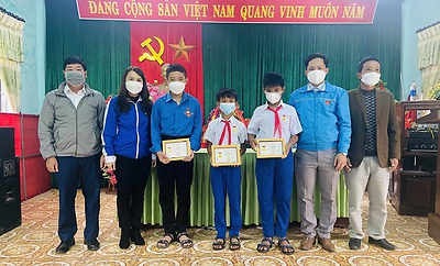 Trao Huy hiệu “Tuổi trẻ dũng cảm” cho 03 học sinh Quảng Trị cứu người bị đuối nước