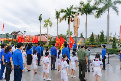 Trang trọng lễ chào cờ, báo công dâng Bác nhân kỷ niệm 65 năm Ngày Bác Hồ về thăm Hà Tĩnh