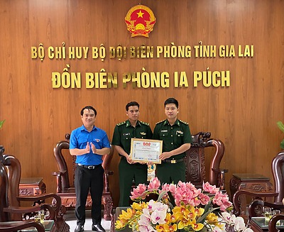 Gia Lai: Tặng bằng khen người tốt việc tốt cho chi đoàn đồn Biên Phòng Ia Puch huyện Chư Prông