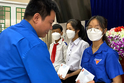 Chương trình “Bền bỉ Việt Nam” trao 20 suất học bổng tại Quảng Ngãi