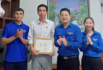Quảng Bình: Trao huy hiệu “Tuổi trẻ dũng cảm” cho đoàn viên cứu người đuối nước