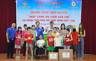 “Thắp sáng nụ cười cho em” tại Trung tâm Phục hồi chức năng Việt - Hàn