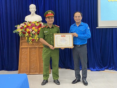 Gia Lai: Trao giải thưởng “Thanh niên sống đẹp” cho Trung úy Công an Lê Tuấn Thành