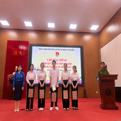 Tặng quà học sinh có hoàn cảnh khó khăn chuẩn bị tham gia kỳ thi vào 10 THPT năm 2026
