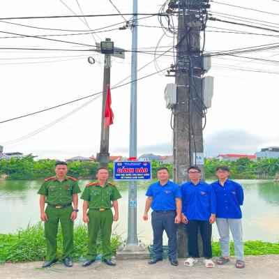 ĐOÀN THANH NIÊN XÃ NGUYỄN LƯƠNG BẰNG PHỐI HỢP CÔNG AN XÃ LẮP ĐẶT BIỂN CẢNH BÁO PHÒNG, CHỐNG ĐUỐI NƯỚC