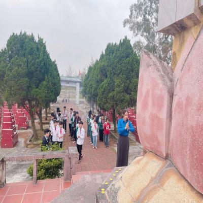 LIÊN ĐỘI TRƯỜNG THCS THÚC KHÁNG: HÀNH TRÌNH ĐẾN VỚI ĐỊA CHỈ ĐỎ TRI ÂN ANH HÙNG LIỆT SỸ