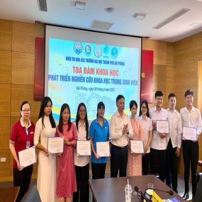 Sinh viên trường Đại học Quản lý và Công nghệ Hải Phòng tham dự báo cáo tại Hội thảo chuyên đề về 
