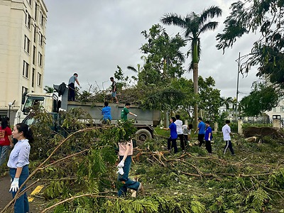 Quận đoàn chỉ đạo các cơ sở Đoàn trực thuộc huy động điều phối ngồn lực triệu tập đoàn viên thanh niên thực nhiệm nhiệm vụ khắc phục hậu quả sau bão