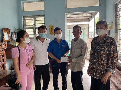 Đoàn thanh niên Công ty TNHH MTV Xi Măng Vicem Hải Phòng đến thăm, tặng quà gia đình cán bộ, chiến sỹ đang công tác tại huyện Đảo Trường Sa