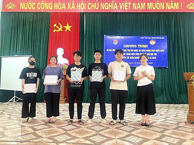 Hưởng ứng Tháng Thanh niên Công nhân, BTV Đoàn - Hội LHTN Việt Nam quận Lê Chân tổ chức Chương trình tặng quà cho thanh niên công nhân, trao tặng 9 suất quà, trị giá 3 triệu đồng