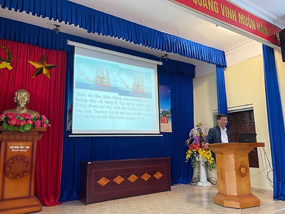 Tuyên truyền về chủ quyền biển đảo cho thanh niên chủ chốt của Đoàn trường THPT Hùng Thắng.