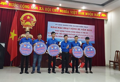 Khai mạc hoạt động Hè, phát động tháng hành động vì trẻ em, ra mắt mô hình “Biển cảnh báo đuối nước từ lốp xe và lốp xe cứu đuối, tuyên truyền, phòng chống tai nạn thương tích, đuối nước cho trẻ em”