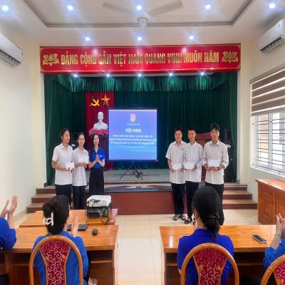 ĐOÀN THANH NIÊN PHƯỜNG TRAO TẶNG HỌC BỔNG TIẾP SỨC HỌC SINH CÓ HOÀN CẢNH KHÓ KHĂN THAM GIA CÁC KỲ THI QUAN TRỌNG