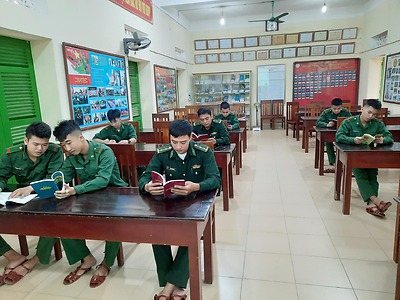 Đoàn thanh niên Bộ Chỉ huy Quân sự tổ chức sinh hoạt sách, thảo luận các cuốn sách về Bác 