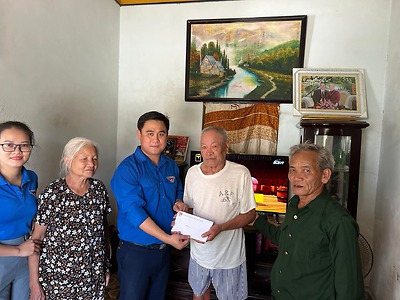 Huyện đoàn An Dương thăm, tặng quà gia đình chính sách, cựu thanh niên xung phong nhân kỷ niệm 75 năm ngày thương binh - liệt sĩ