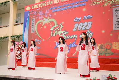 Đoàn trường THPT Lê Hồng Phong tổ chức các hoạt động văn nghệ đón Tết Nguyên Đán 2023