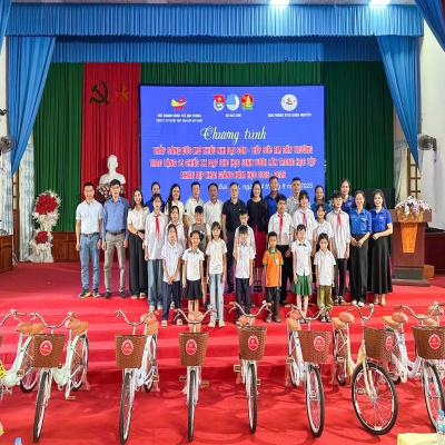 ĐẠI SƠN: Tổ chức Chương trình Thắp sáng ước mơ thiếu nhi Đại Sơn - Tiếp sức em đến trường