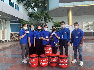 Đoàn TNCS Hồ Chí Minh trường Cao đẳng Bách nghệ phát cháo miễn phí tại Bệnh viện Việt Tiệp