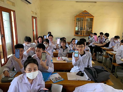 Trường THPT Nam Triệu với hoạt động cài đặt định danh điện tử VNeID