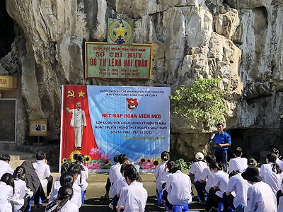 Huyện đoàn Thuỷ Nguyên tổ chức hành trình thăm địa chỉ đỏ tại Khu di tích lịch sử Hang Vua xã Minh Tân