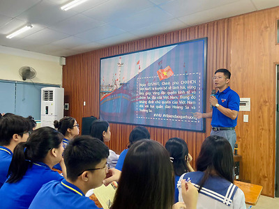 Đoàn trường THPT Hàng Hải tổ chức hoạt động tuyên truyền về chủ quyền biển đảo