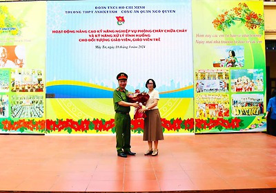 Đoàn trường THPT Anhxtanh phối hợp với Đoàn thanh niên công an quận tổ chức hoạt động nâng cao kỹ năng nghiệp vụ phòng cháy chữa cháy cho đội tướng giáo viên trẻ của trường. 