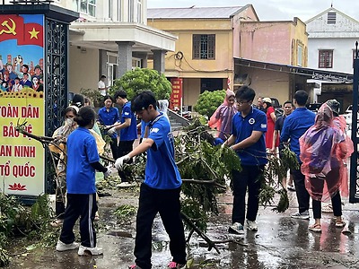 Ra quân tham gia khắc phục hậu quả bão số 3