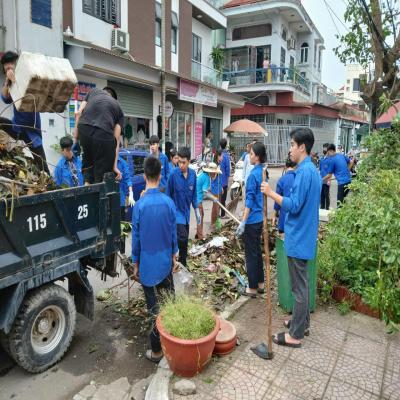 Tuổi trẻ quận Kiến An tích cực dọn dẹp, khắc phục hậu quả sau bão số 3 - Yagi