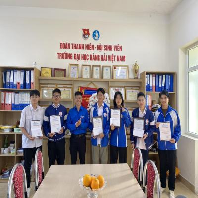 Đoàn trường Đại học Hàng Hải trao giải cuộc thi tìm hiểu kiến thức về Luật Thanh niên năm 2024 hưởng ứng ngày Pháp luật Việt Nam 